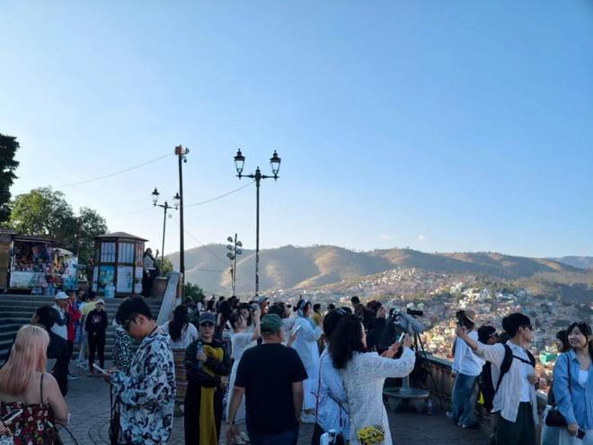 哥坟头挤满蹦迪的中国人九游会登录j9入口墨西(图6) 哥坟头挤满蹦迪的中国人九游会登录j9入口墨西(图6)